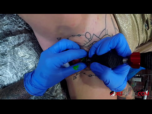❤️ An hottie thar a bheith tattooed Sully Savage fuair tattoo ar a clitoris ❤️ Super porn uainn ga.sexonfire.ru ﹏