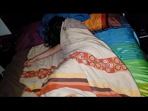 ❤️ Stepson ag bualadh lena leasmháthair óg agus í ina codladh. ❤️ Super porn uainn ga.sexonfire.ru ﹏